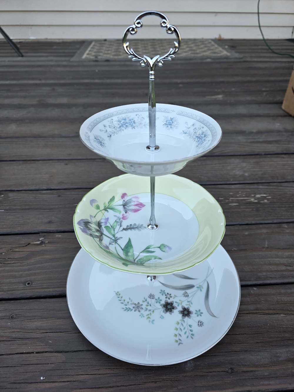 Three-Tier Floral Porcelain Serving Stand - Green/White